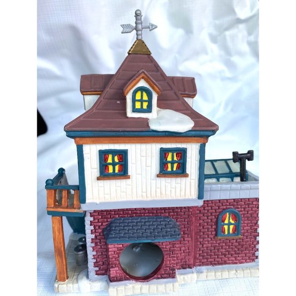 Lemax Kensington Depot Pre-owned With Box Light House Handpeinted - Picture 6 of 10